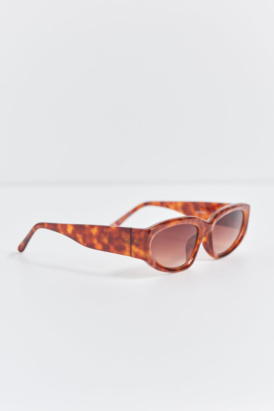Sporty cateye sunglasses