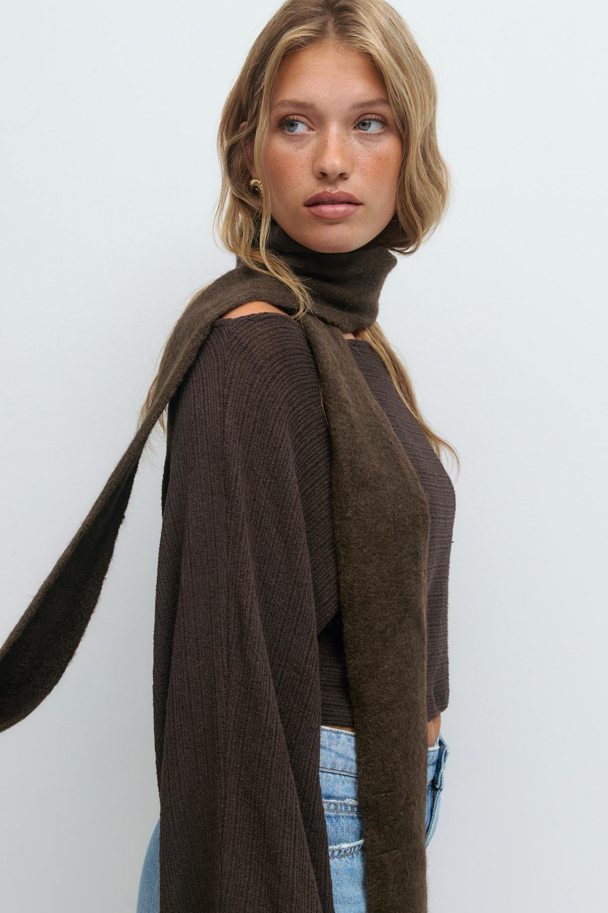 Knitted choker scarf