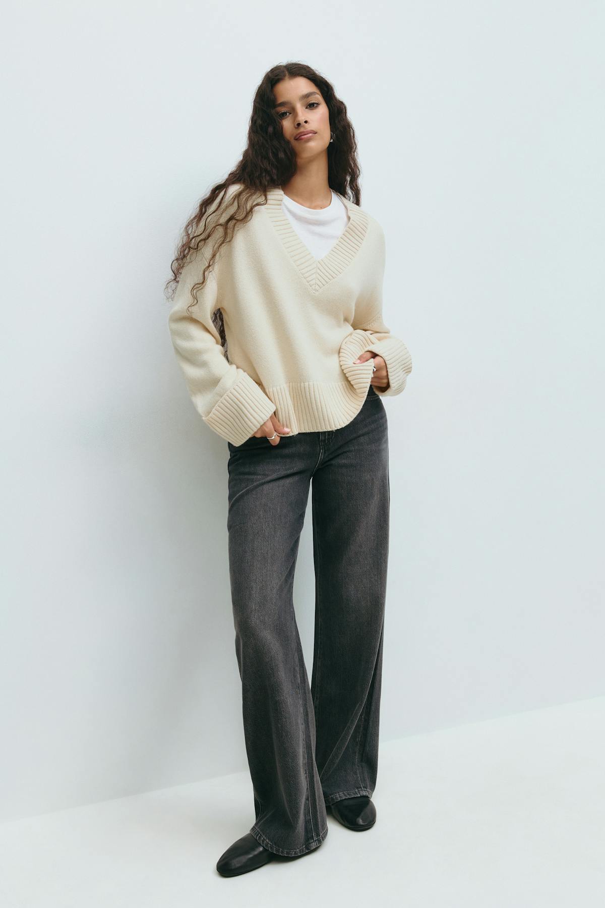 V-neck knitted sweater - Gardenia
