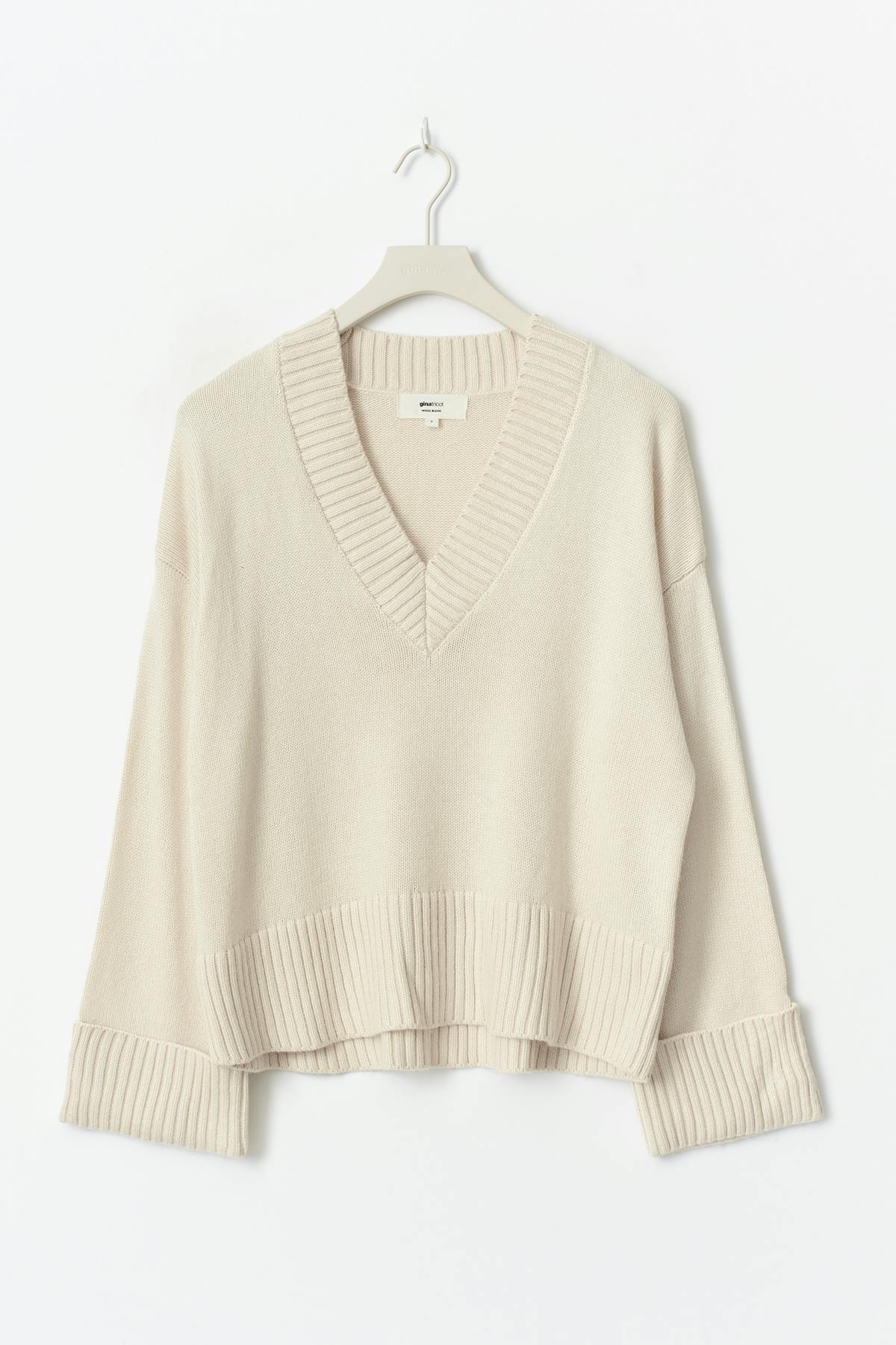 V-neck knitted sweater - Gardenia