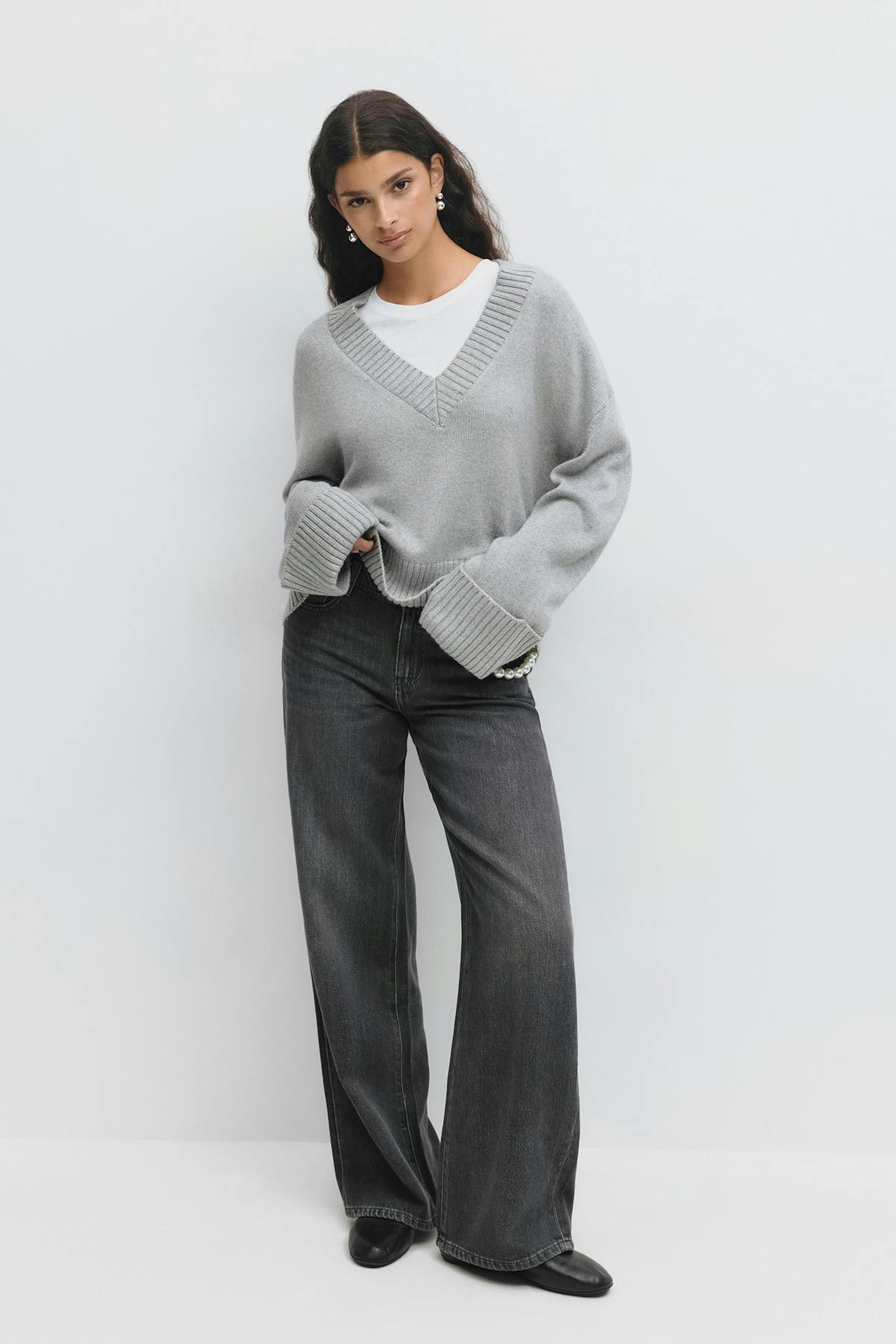 V-neck knitted sweater - Gardenia