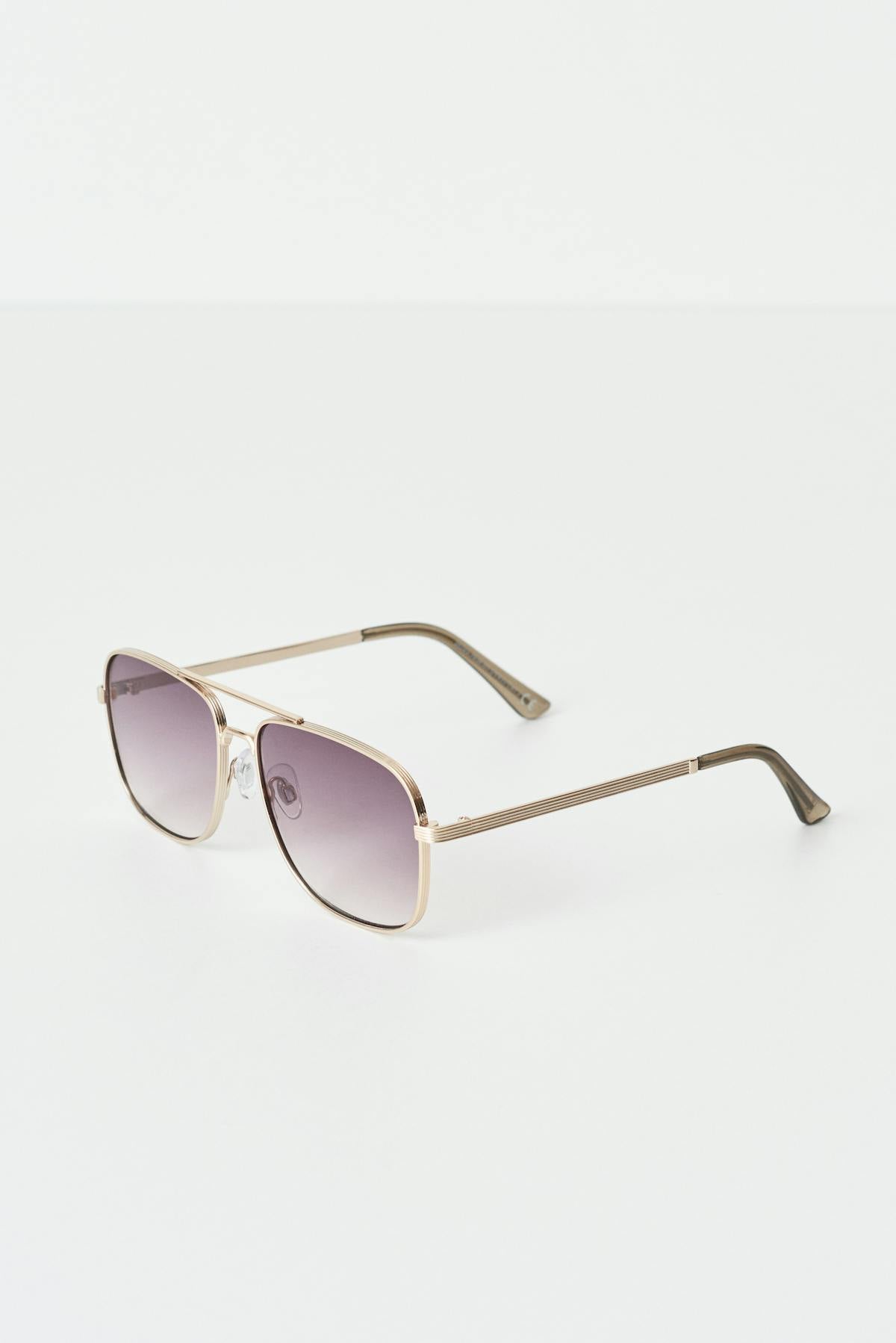 Metal aviator sunglasses