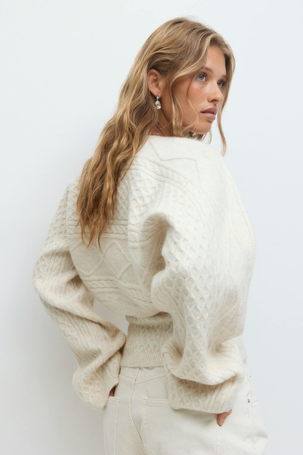 Oversized cable knitted bolero - Almond milk