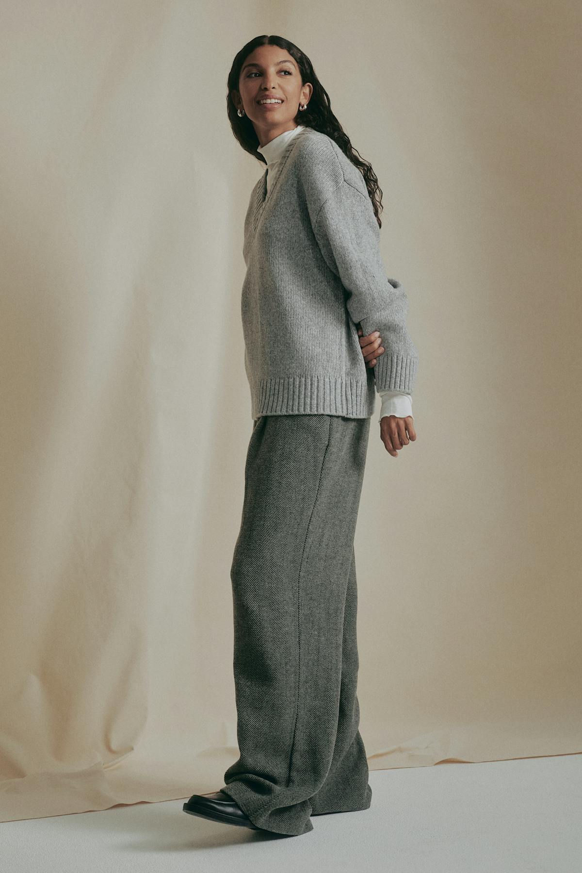 V-neck knitted wool sweater - Mid grey mel