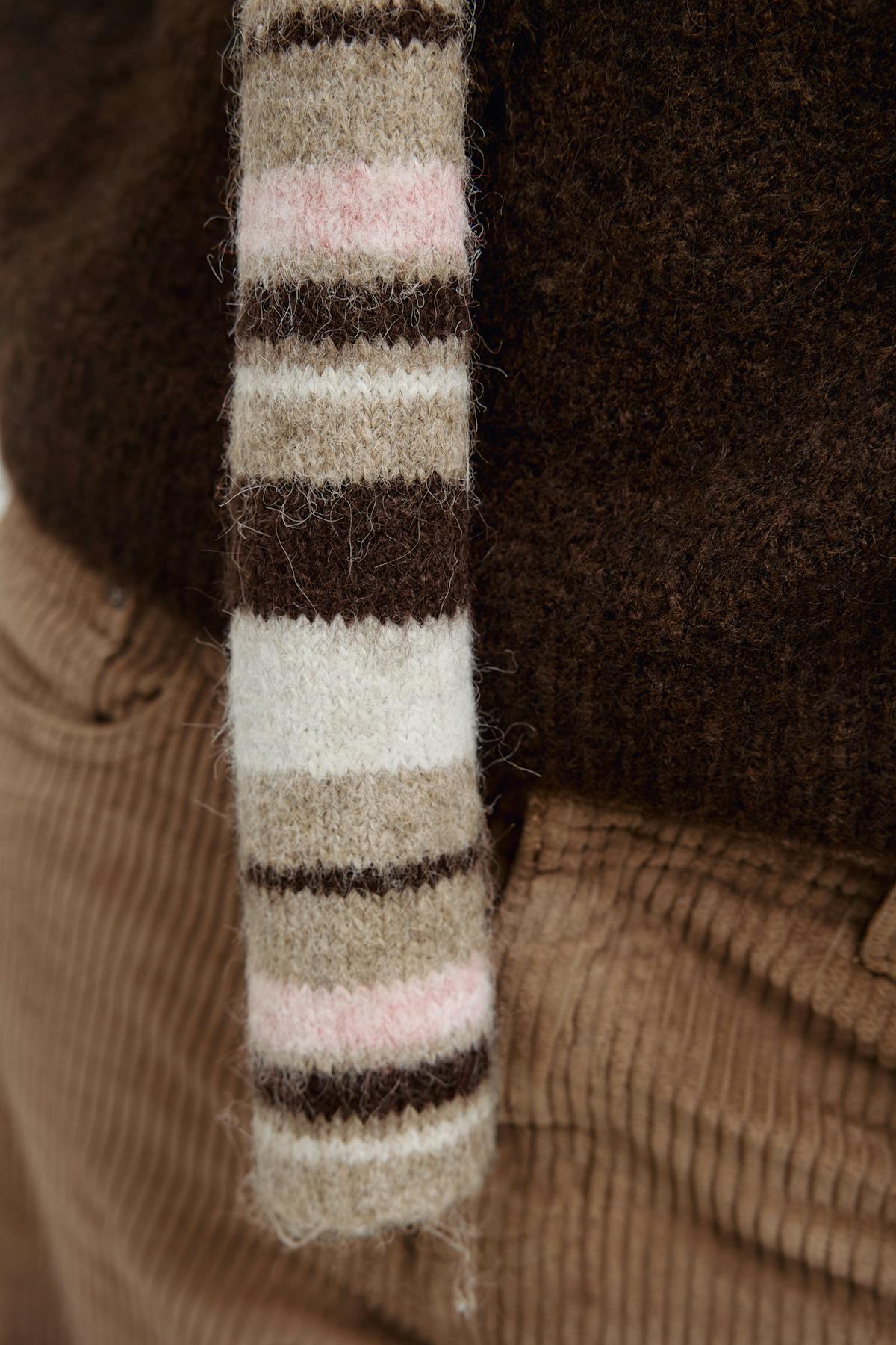 Knitted choker scarf