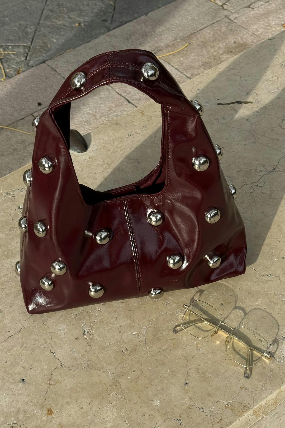 Slouchy studded bag - Bordeaux