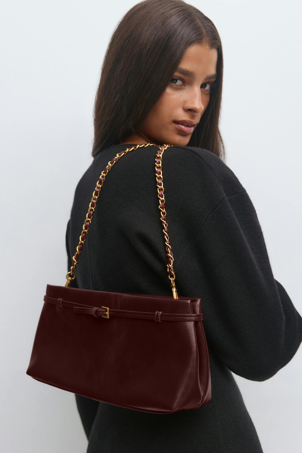 Chain strap clutch bag