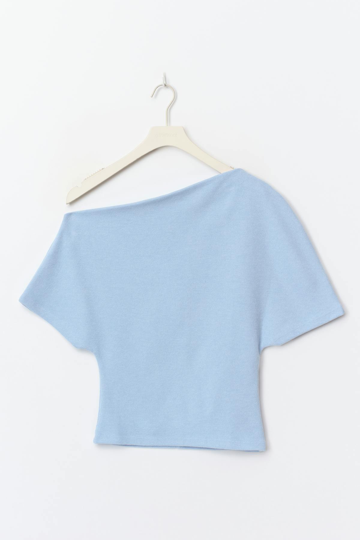 Soft asymmetric top - Brunnera blue