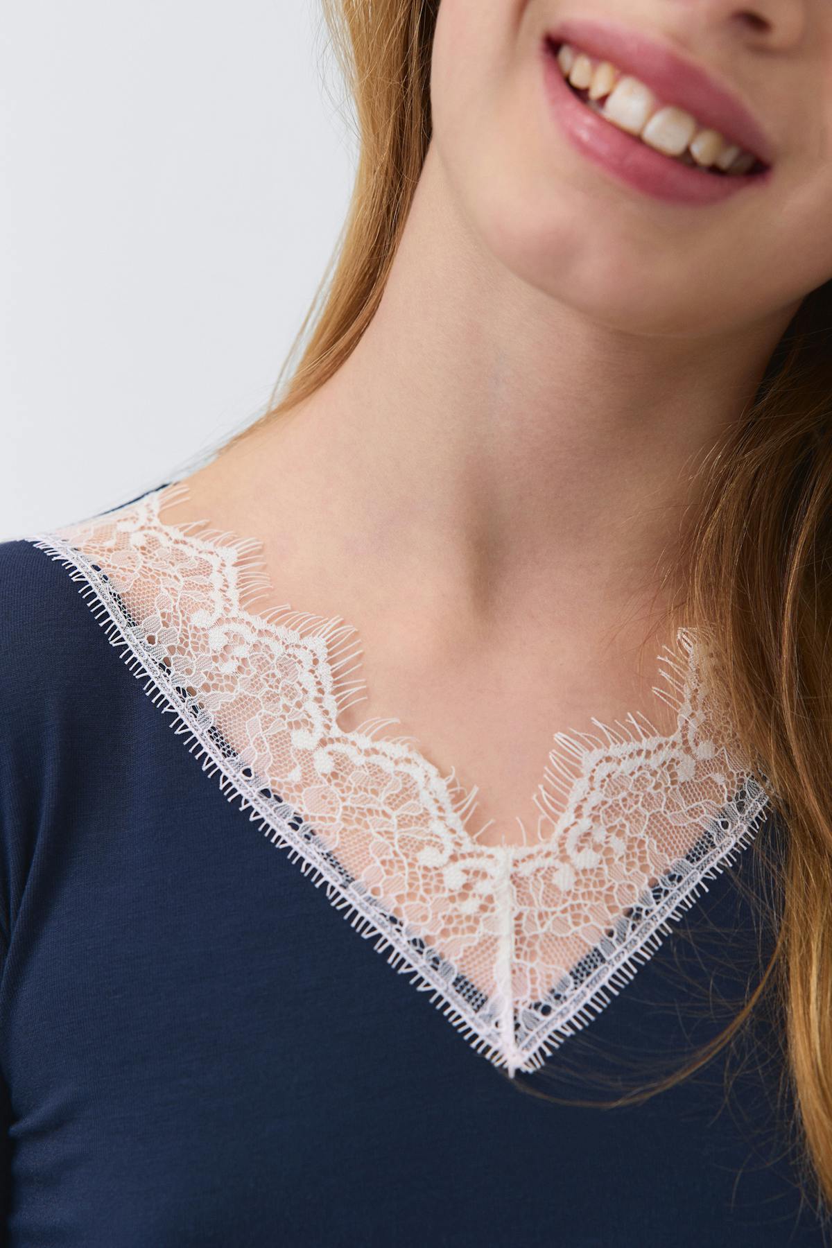 Y lace top - Haute red