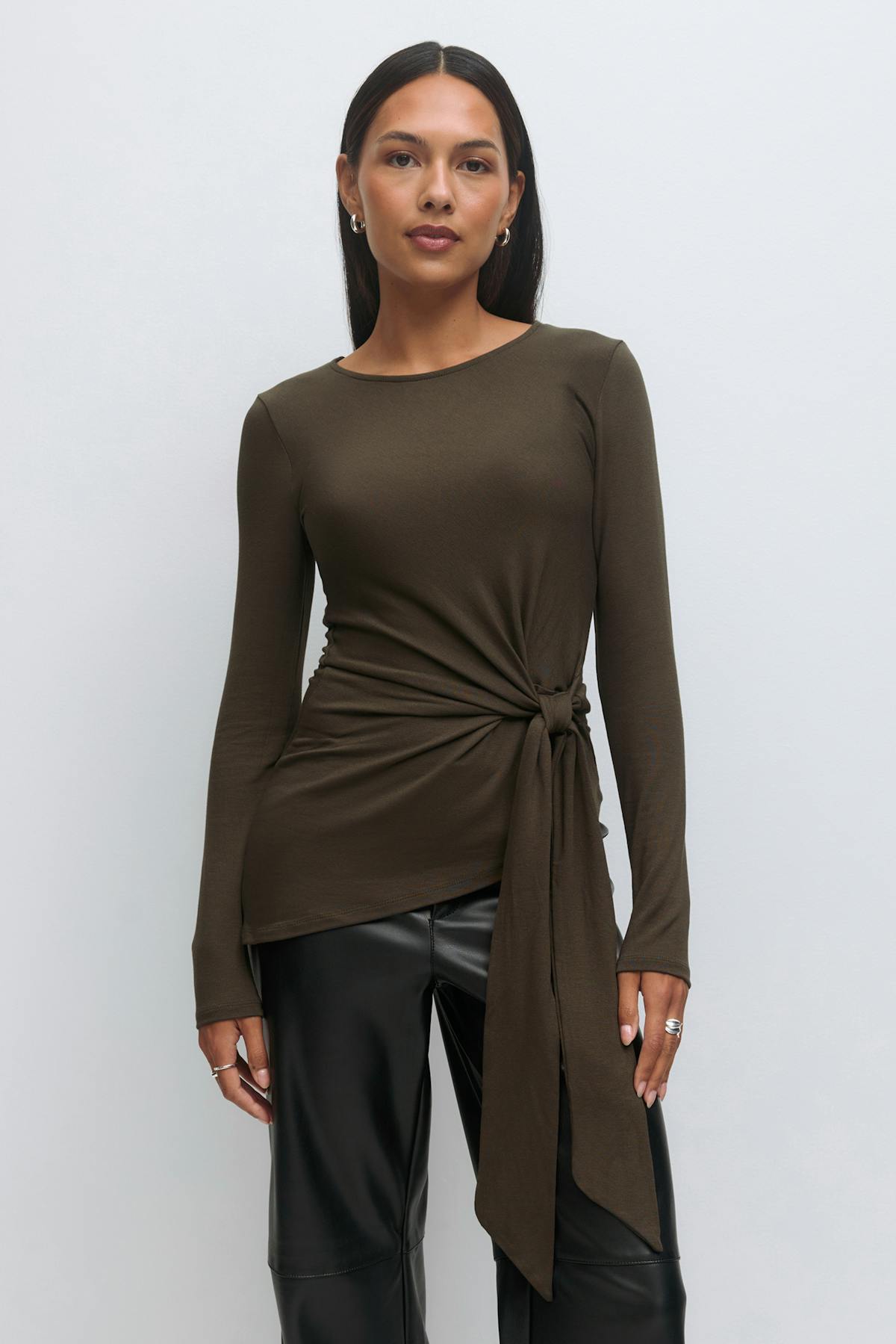 Asymmetric tie top - Black olive