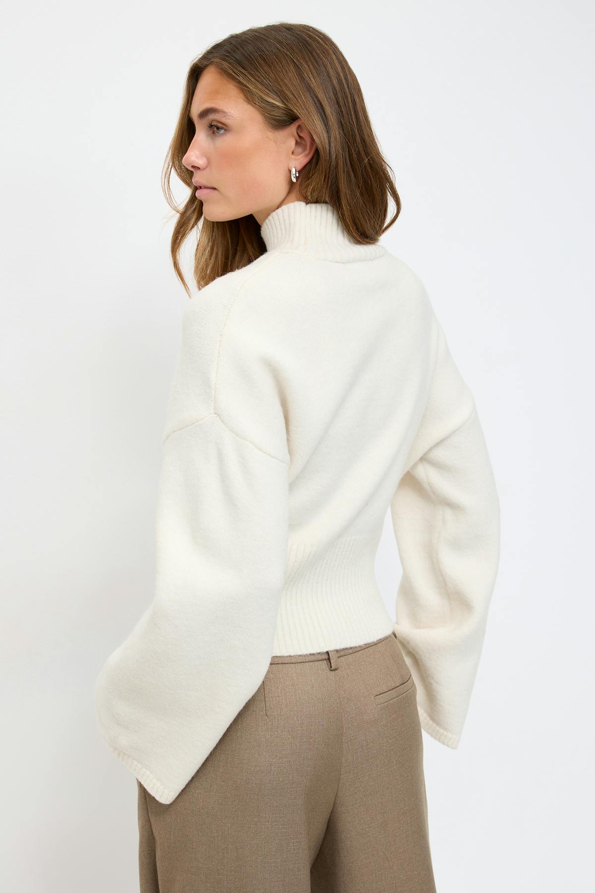 Funnel neck knitted sweater - Gardenia
