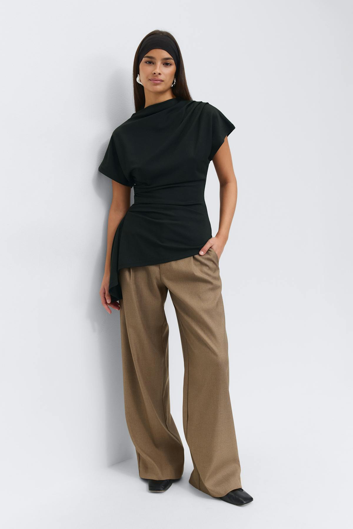 Asymmetric funnel neck top - Noir