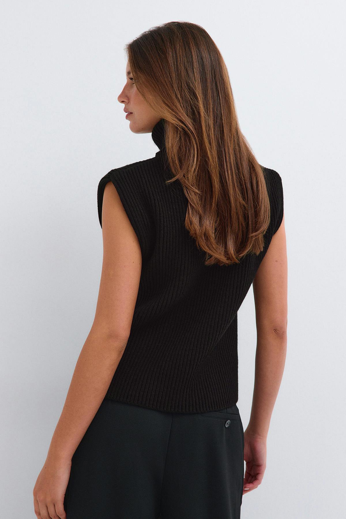 Chunky turtleneck knitted vest - Chocolate brown