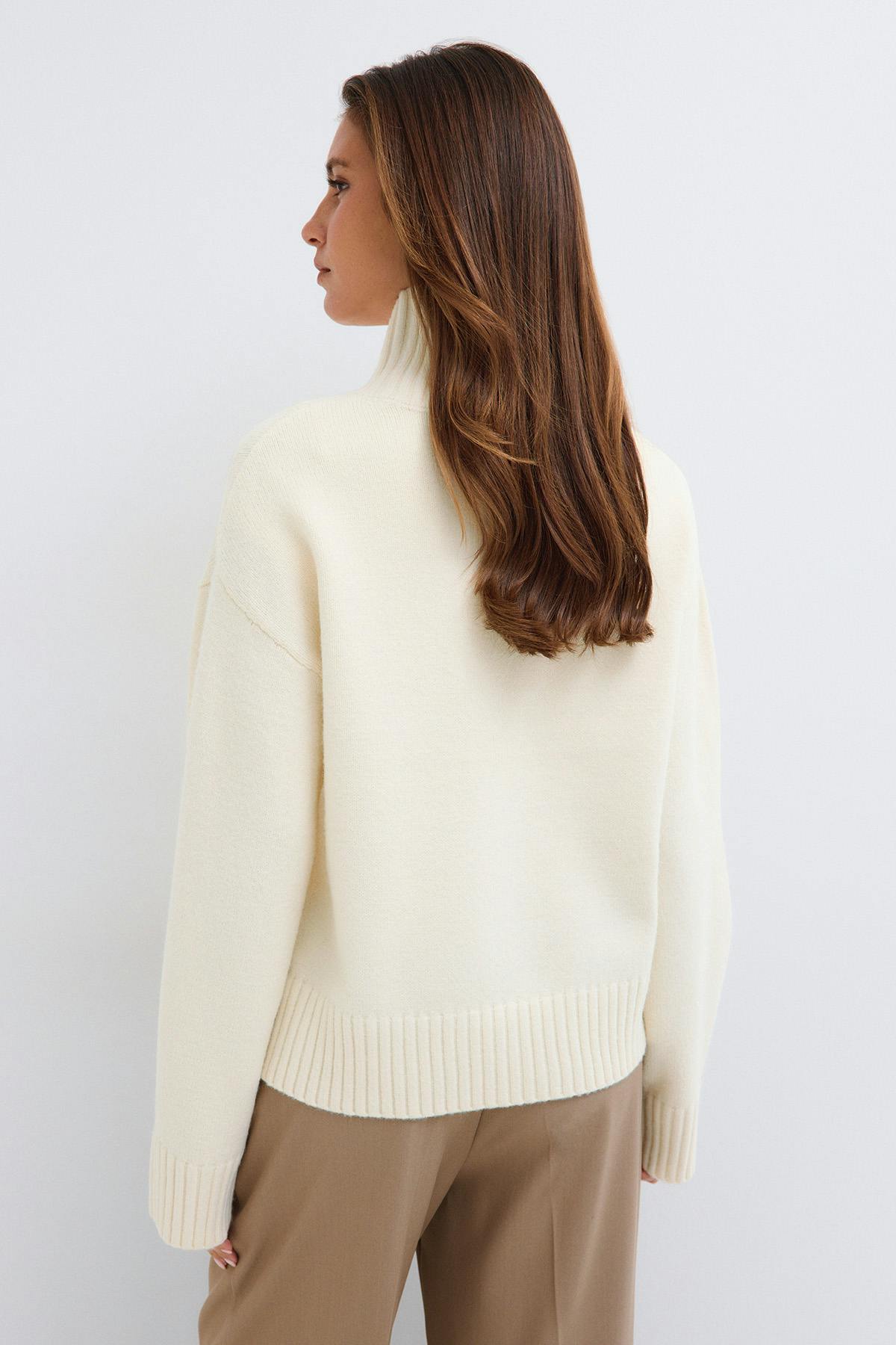 Knitted turtleneck sweater - Gardenia