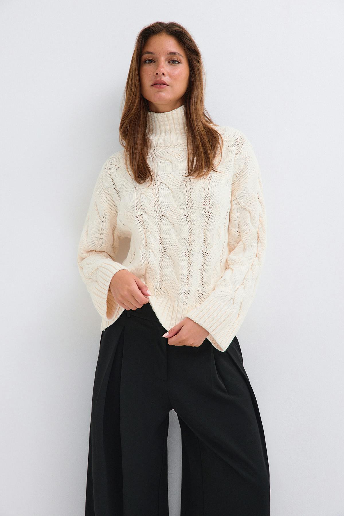 Knitted turtleneck sweater - New camel