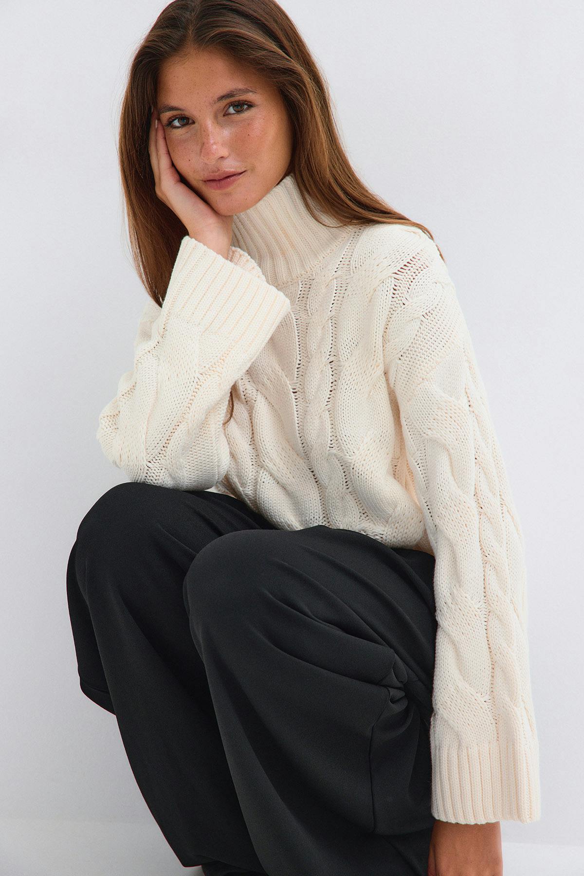 Knitted turtleneck sweater - New camel