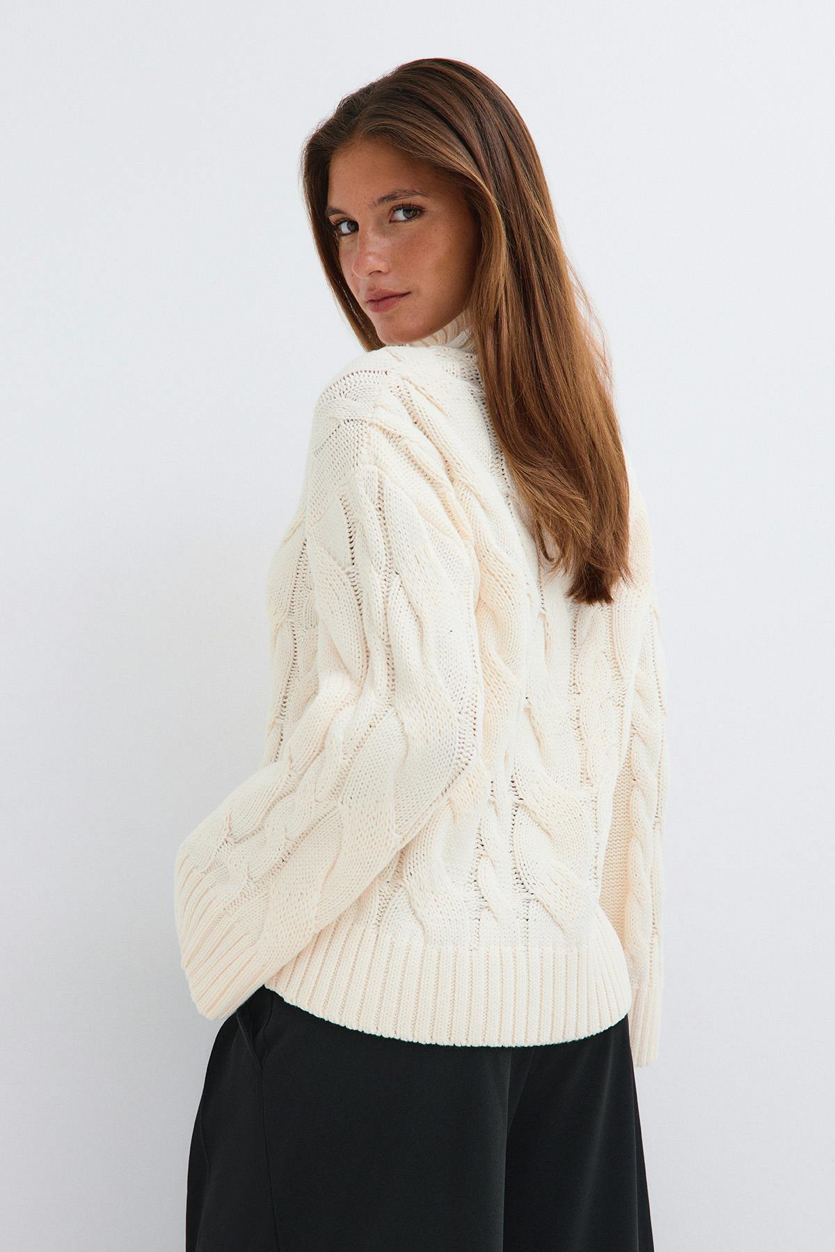 Knitted turtleneck sweater - New camel