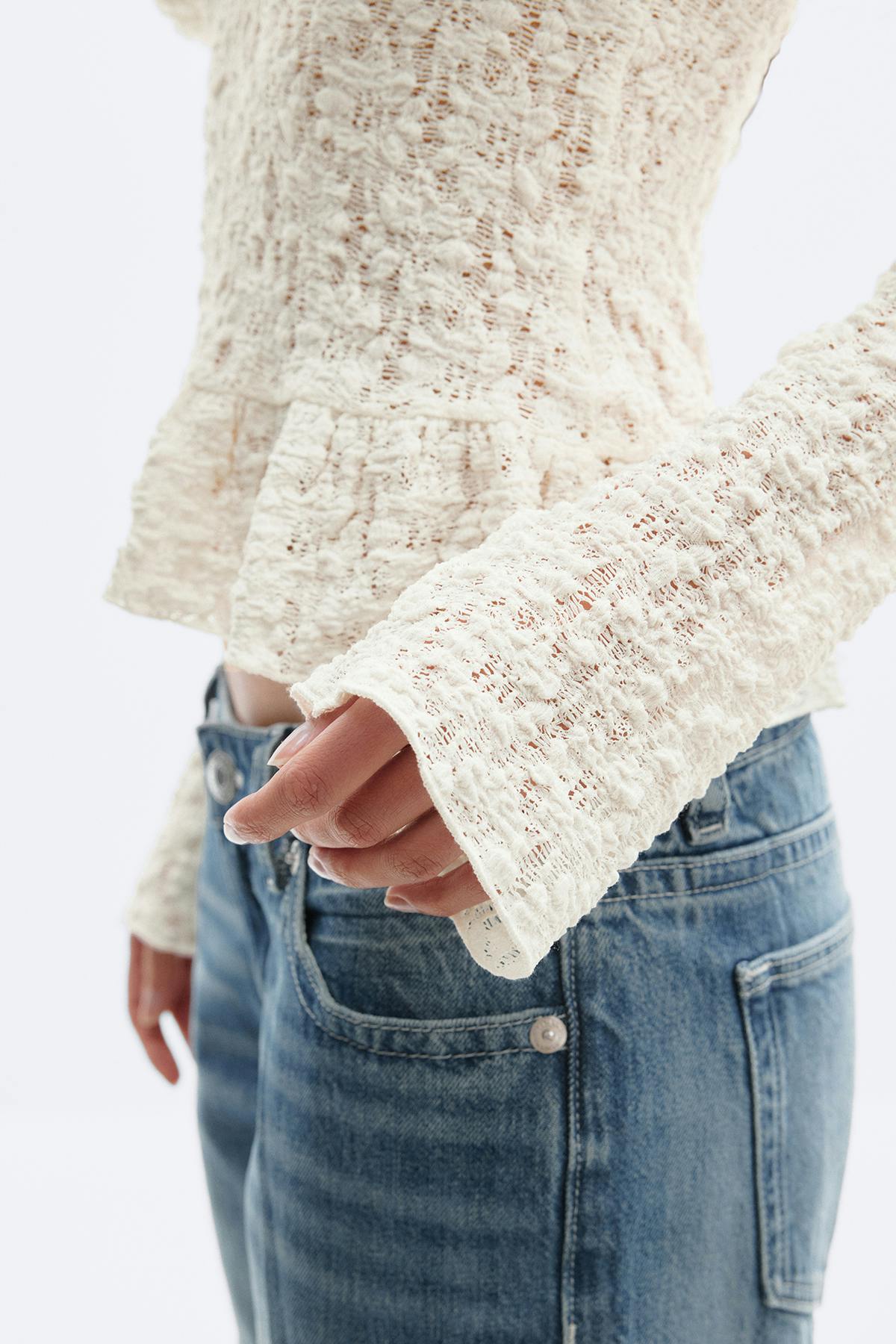 Lace v-neck top - Gardenia